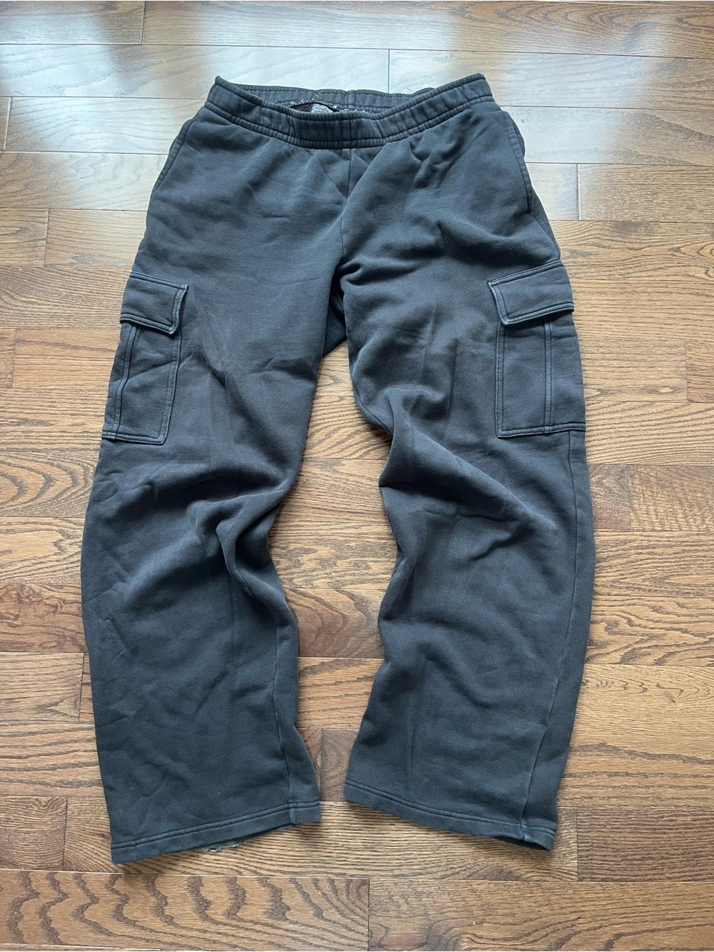 tna aritzia dark navy blue / off- black cargo sweatpants